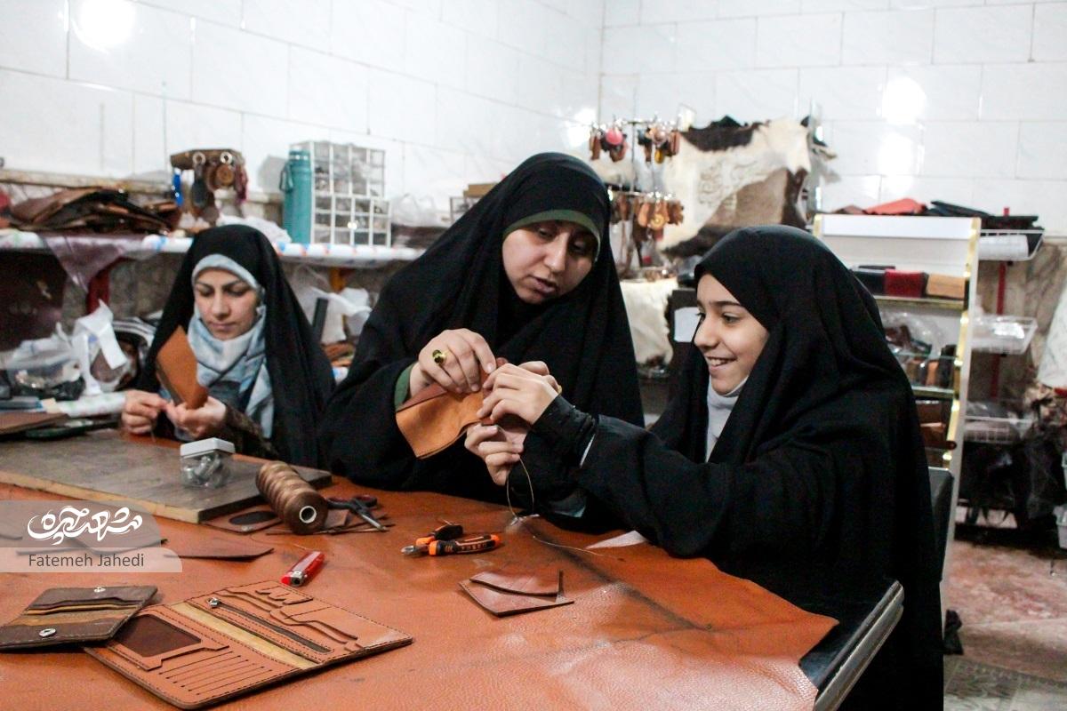 بانوی کارآفرین محله بالاخیابان به شکرانه برکت کارش دیگران را در کار خود سهیم کرده است بانوی کارآفرین محله بالاخیابان به شکرانه برکت کارش دیگران را در کار خود سهیم کرده است