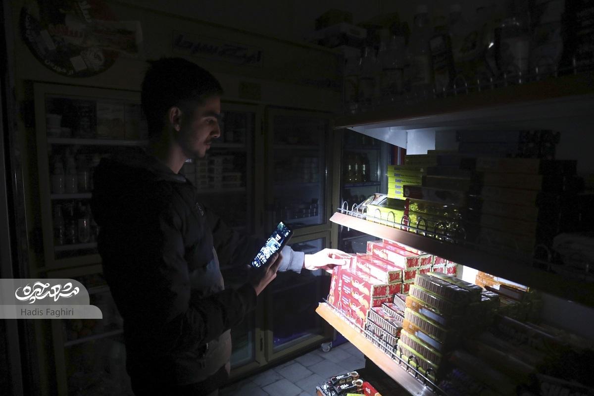 قطع شبانه برق صنایع در خیابان علویه باعث تاریکی خانهها و معابر این محدوده شده است قطع شبانه برق صنایع در خیابان علویه باعث تاریکی خانهها و معابر این محدوده شده است