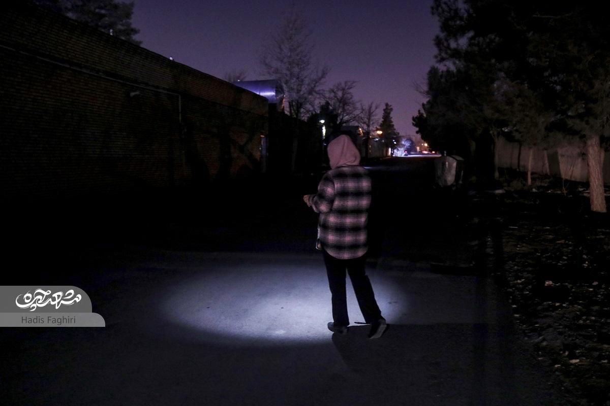 قطع شبانه برق صنایع در خیابان علویه باعث تاریکی خانهها و معابر این محدوده شده است قطع شبانه برق صنایع در خیابان علویه باعث تاریکی خانهها و معابر این محدوده شده است