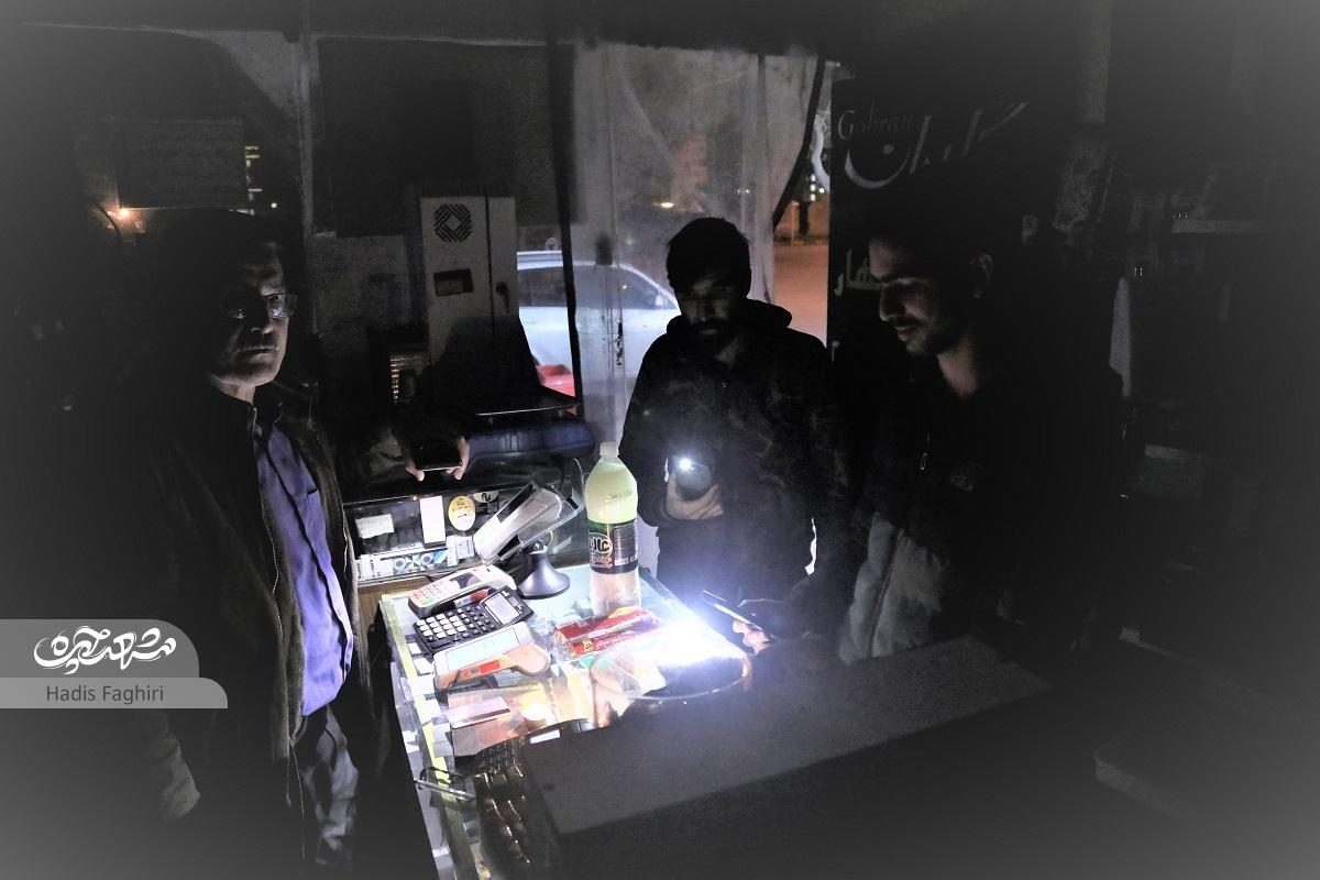 قطع شبانه برق صنایع در خیابان علویه باعث تاریکی خانهها و معابر این محدوده شده است قطع شبانه برق صنایع در خیابان علویه باعث تاریکی خانهها و معابر این محدوده شده است