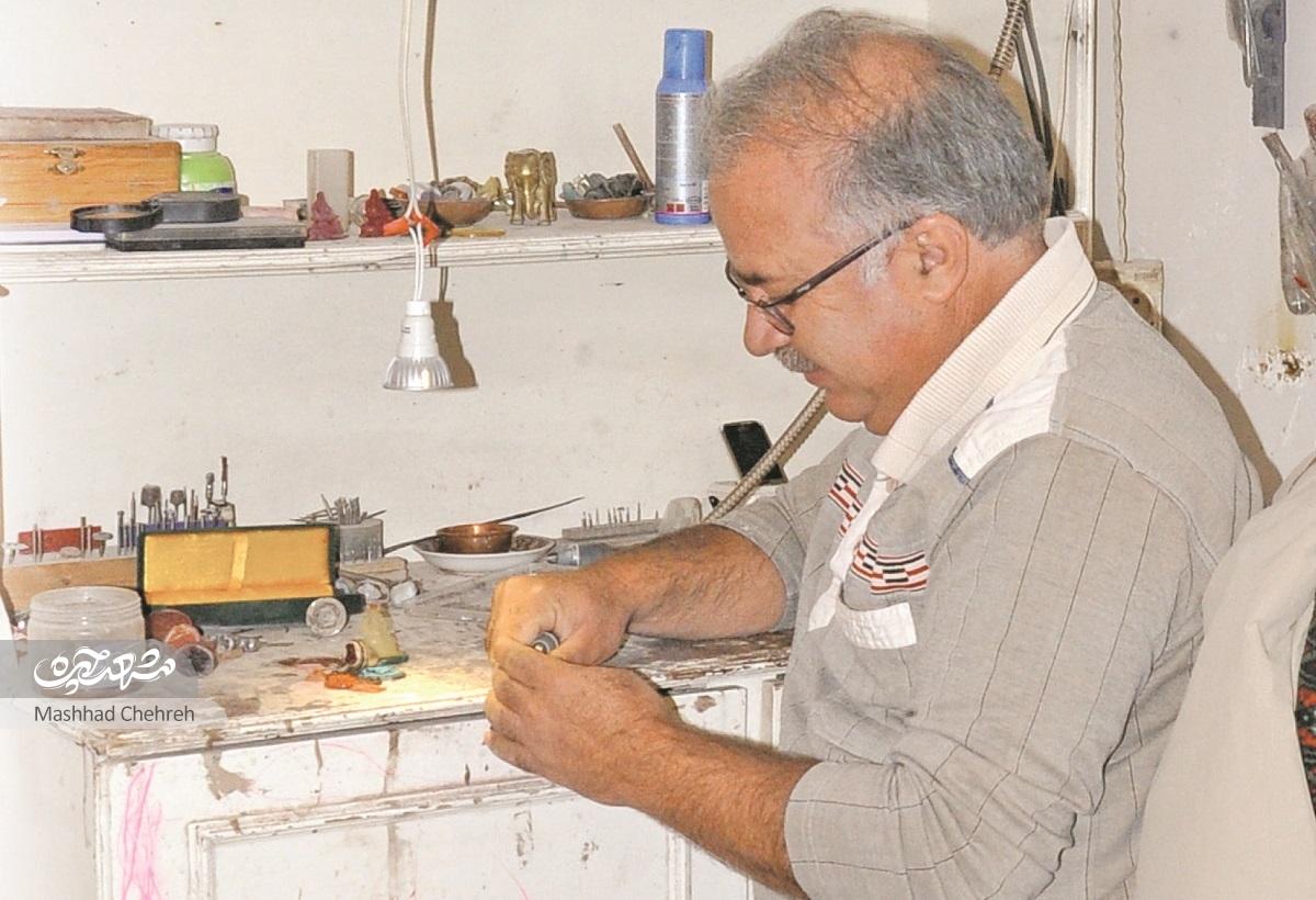 طراح و شمایل‌زن هنرش را به جوانان آموزش بدهد