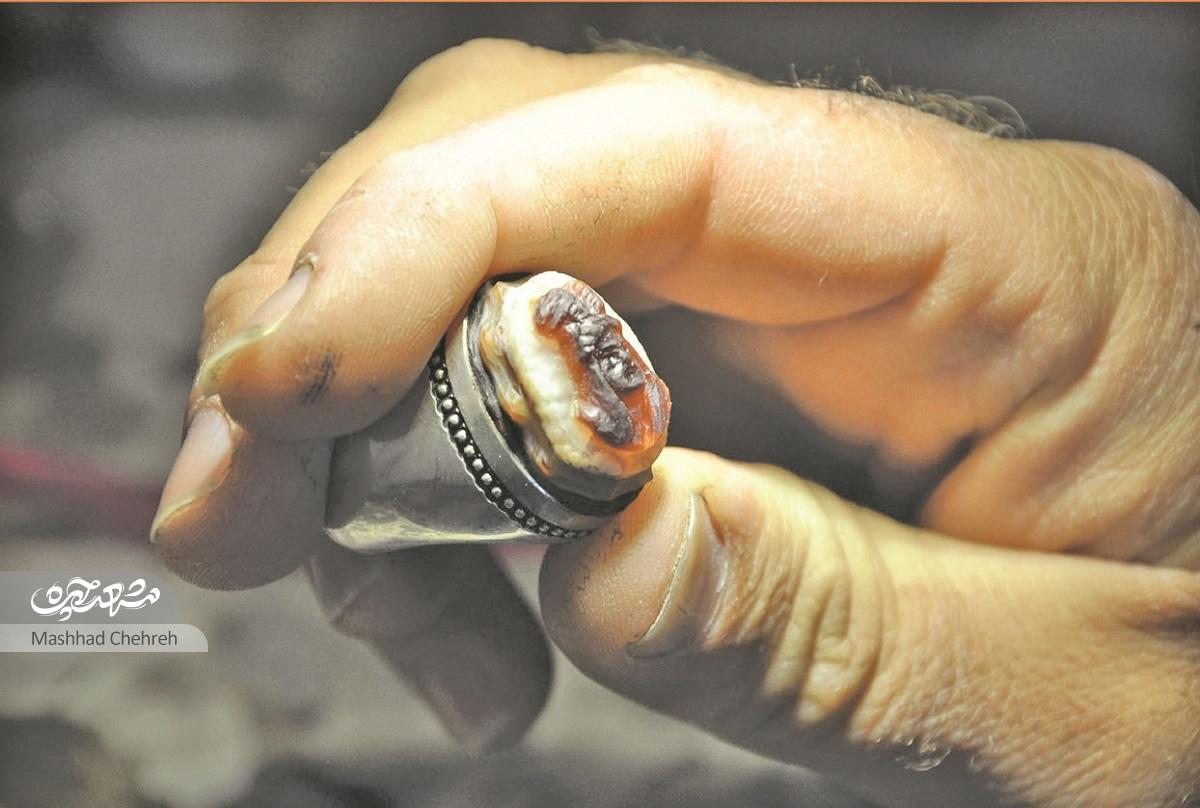 طراح و شمایل‌زن هنرش را به جوانان آموزش بدهد