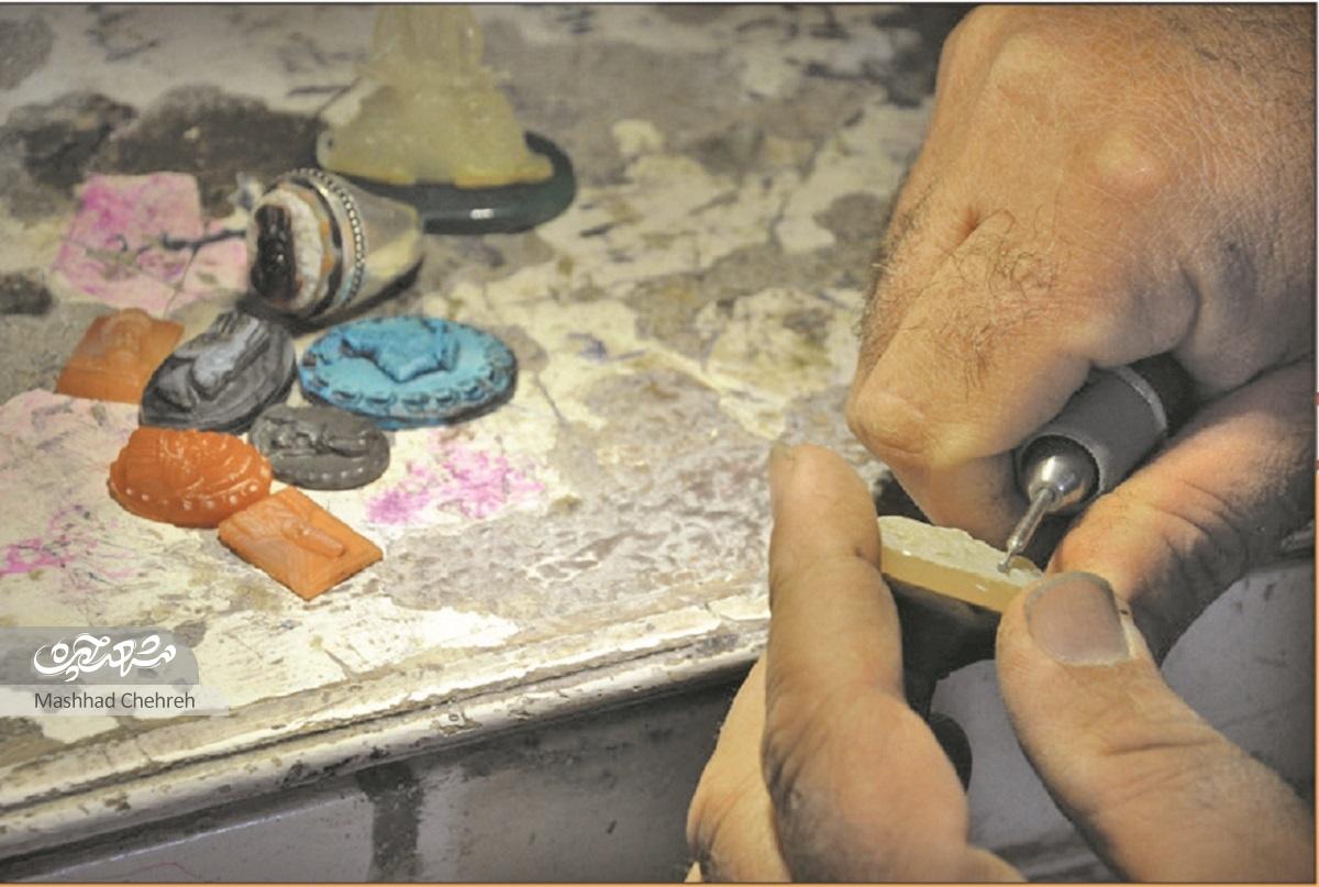 طراح و شمایل‌زن هنرش را به جوانان آموزش بدهد