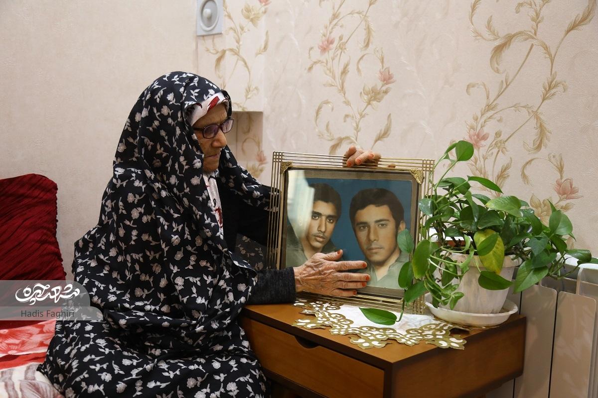 امالبنین خجسته سالهاست با خاطرات شهیدان محمد و غلامرضا سلامی زندگی میکند امالبنین خجسته سالهاست با خاطرات شهیدان محمد و غلامرضا سلامی زندگی میکند