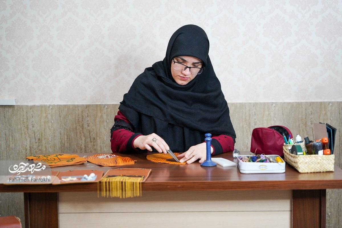 سیده‌زهرا قلندری هنر حصیربافی خطه جنوب را در مشهد زنده کرد