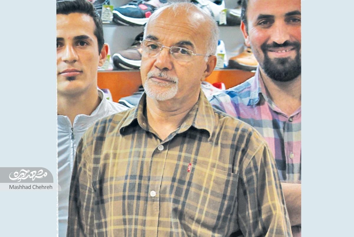 جواد نجفپور قدیمیترین کفشفروش راسته کفشفروشهاست. جواد نجفپور قدیمیترین کفشفروش راسته کفشفروشهاست.