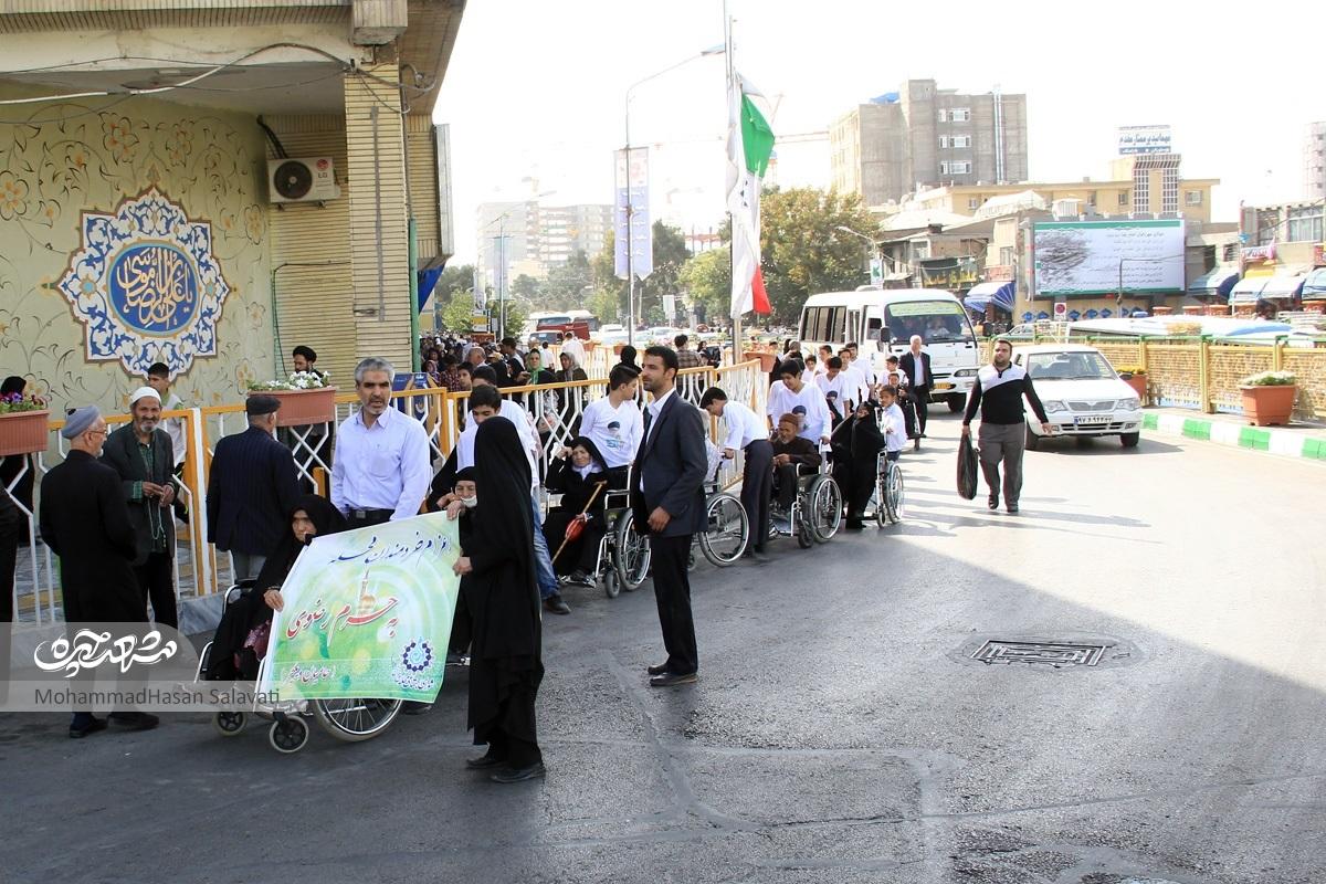 جوانان محله پنج تن، سالمندان را به زیارت می‌برند