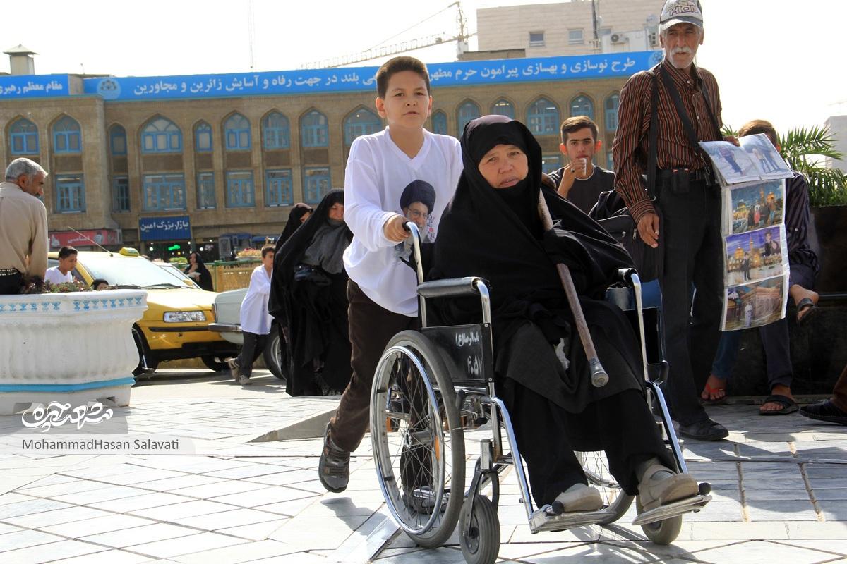 جوانان محله پنج تن، سالمندان را به زیارت می‌برند