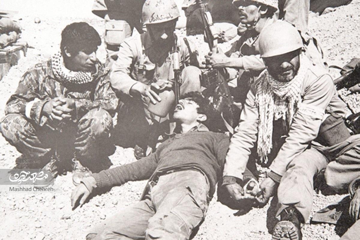 کمک به مجروحان جنگی عراق در نزدیکی خرمشهر عکاس: امیرعلی جوادیان