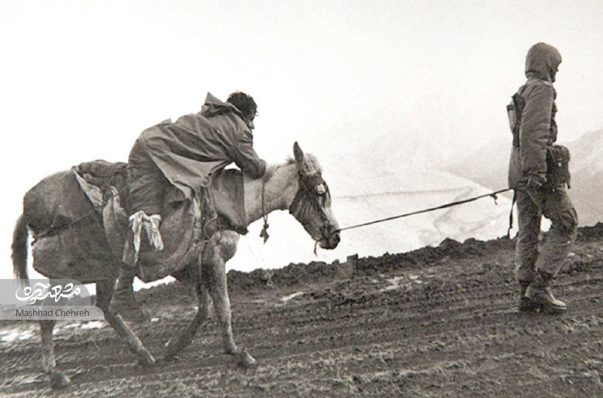 انتقال سرباز زخمی عراقی از جبهه غرب- عکاس: محمد رازدشت