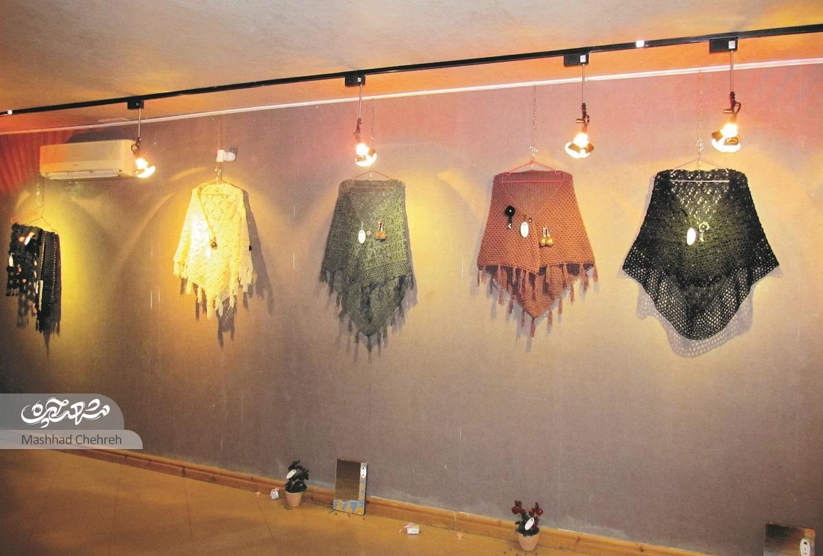 آیدا قوسی با هنر بافتنی با قلاب زندگی می‌کند