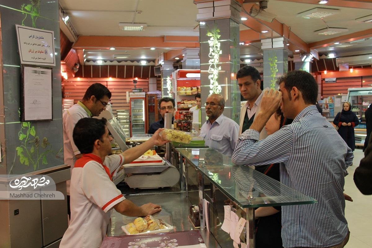 آقای قناد محله رضاشهر، ۳۳ سال است، کام مردم را شیرین میکند آقای قناد محله رضاشهر، ۳۳ سال است، کام مردم را شیرین میکند