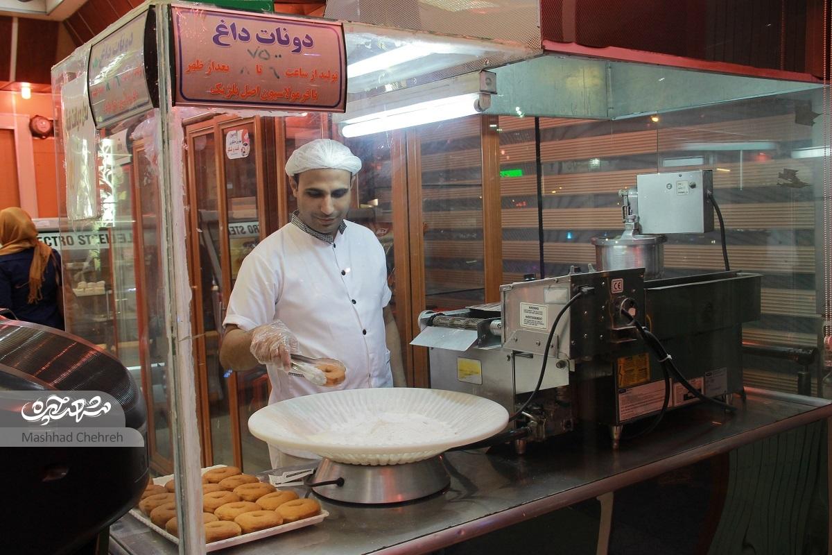 آقای قناد محله رضاشهر، ۳۳ سال است، کام مردم را شیرین میکند آقای قناد محله رضاشهر، ۳۳ سال است، کام مردم را شیرین میکند