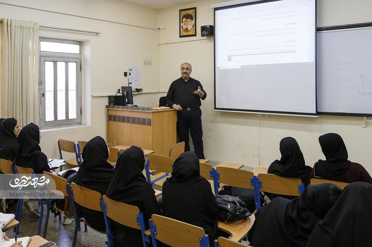 استاد نمونه دانشگاه امامرضا (ع) دانشجویانش را در مسیر موفقیت همراهی میکند استاد نمونه دانشگاه امامرضا (ع) دانشجویانش را در مسیر موفقیت همراهی میکند