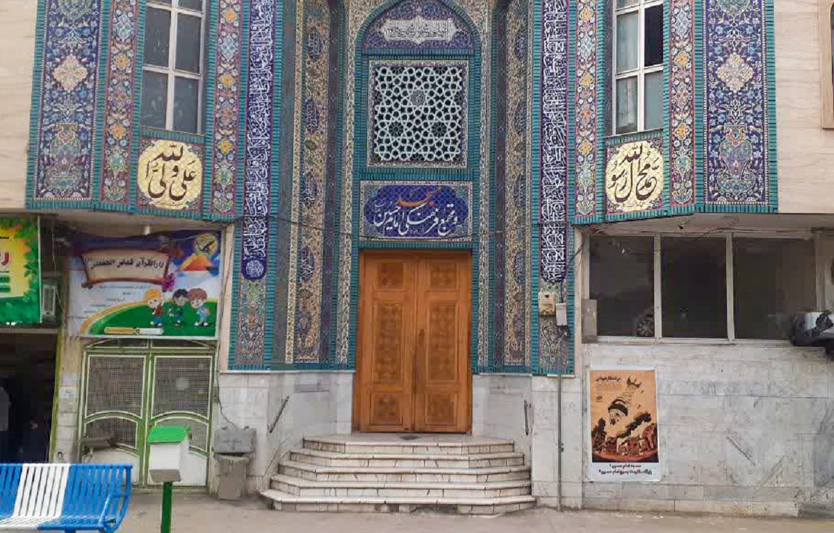 معبری با خانه‌های یک شکل در ادیب