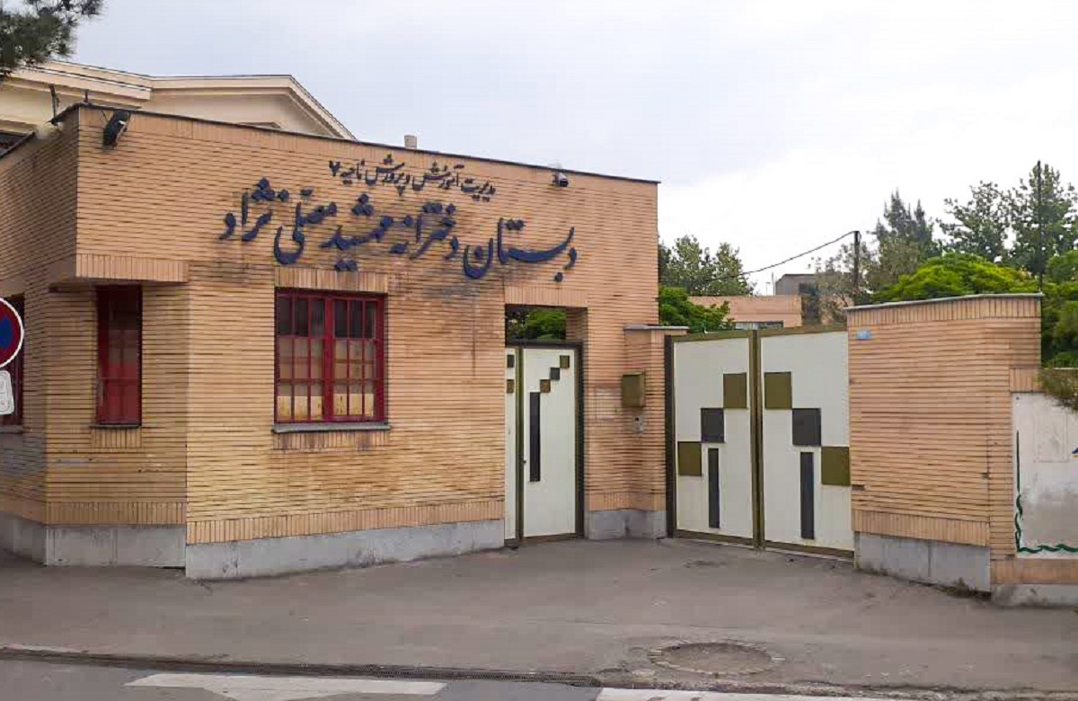 معبری با خانه‌های یک شکل در ادیب