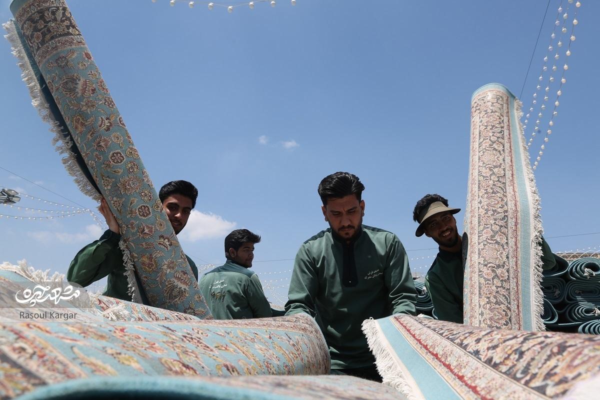 خدمت خادمان جوان که هر روز صحنهای حرمرضوی را فرش میکنند خدمت خادمان جوان که هر روز صحنهای حرمرضوی را فرش میکنند