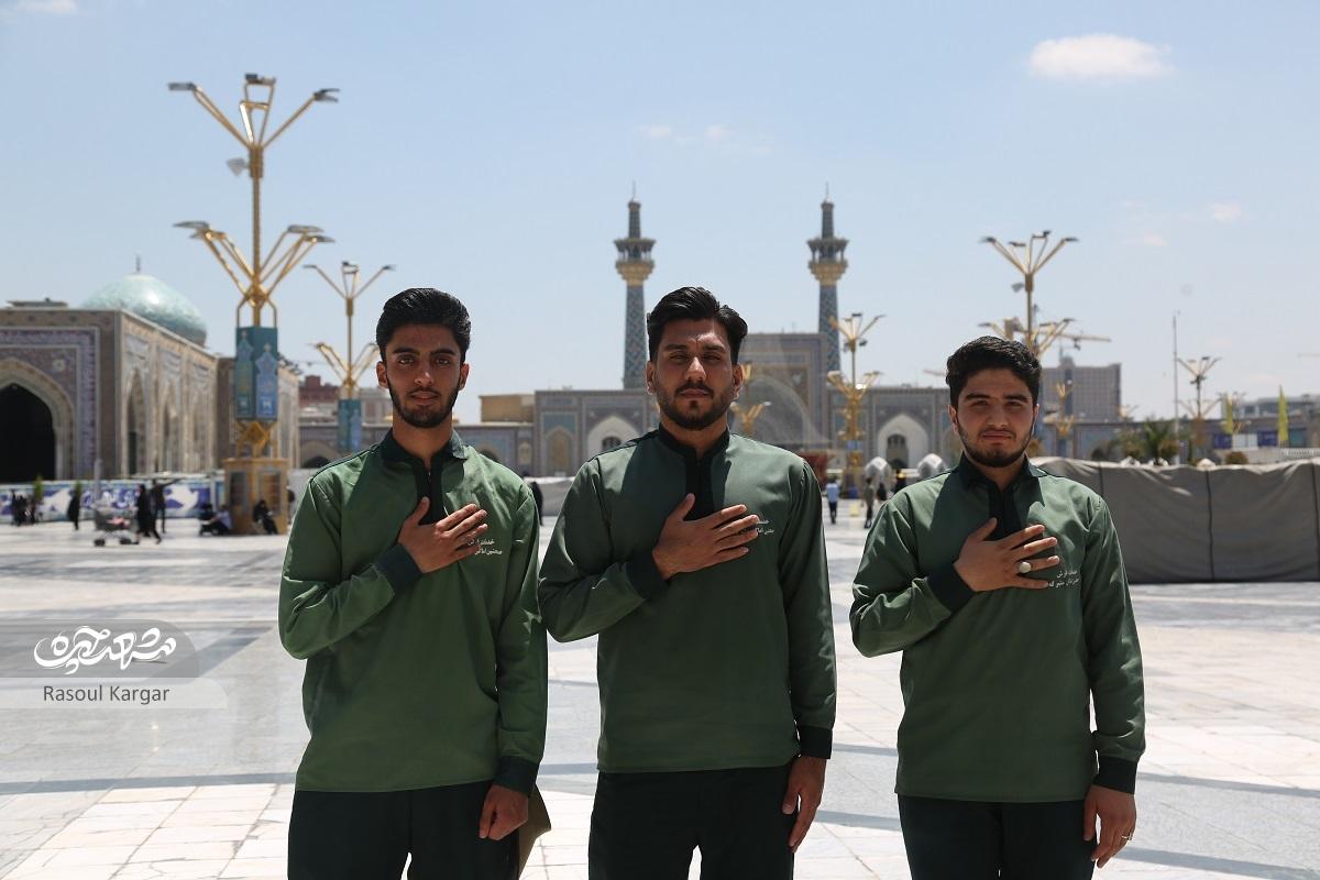 خدمت خادمان جوان که هر روز صحنهای حرمرضوی را فرش میکنند خدمت خادمان جوان که هر روز صحنهای حرمرضوی را فرش میکنند