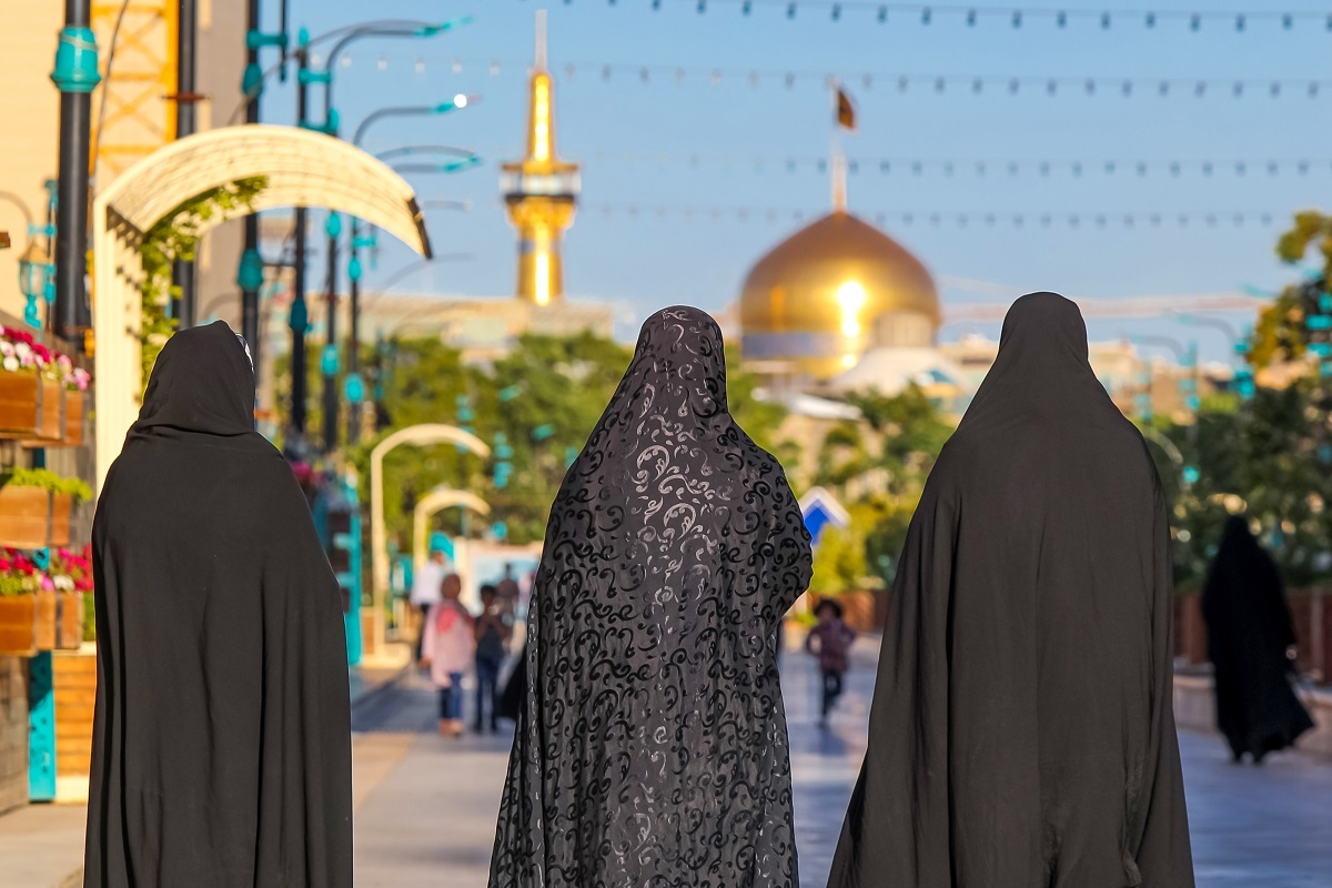 رسم بانوان کفشدار حرم‌رضوی برای آزادی زندانیان!