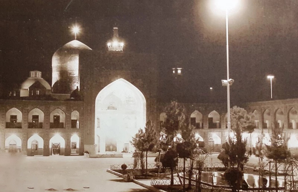 درباره بانوی نیکوکار قاجاری که با خرید کارخانه چراغ‌برق، بانی روشنایی حرم‌رضوی شد