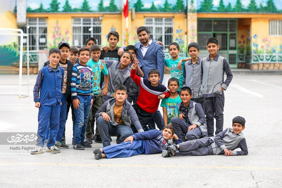 پای صحبت معلمی که ویدئوی کمک کردنش به دانش‌آموزان در فضای مجازی دست به دست شد