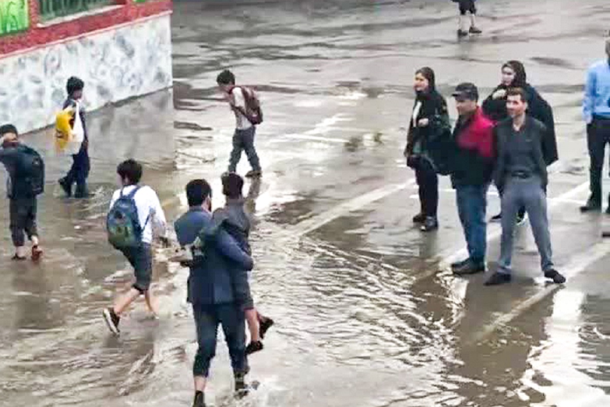 پای صحبت معلمی که ویدئوی کمک کردنش به دانش‌آموزان در فضای مجازی دست به دست شد