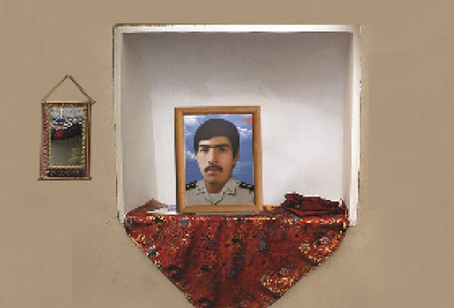 روزهایم را با بوی پیراهن پسرم سر میکنم روزهایم را با بوی پیراهن پسرم سر میکنم