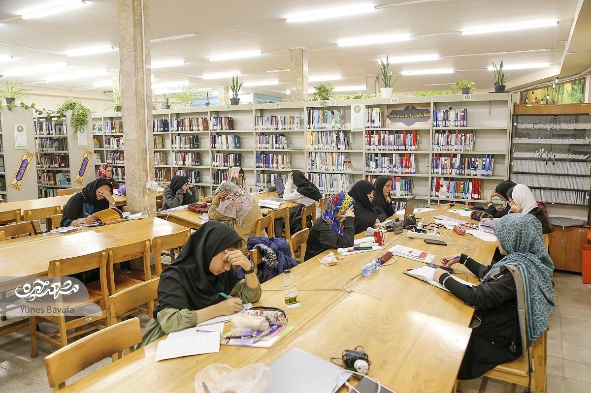 تسهیل مطالعه برای سالمندان در کتابخانه مسجد قبا