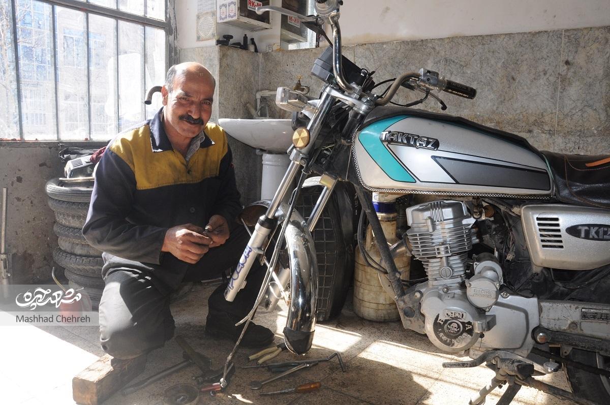 «اوستا عباس» موتورساز قدیمی محله رضاشهر است «اوستا عباس» موتورساز قدیمی محله رضاشهر است