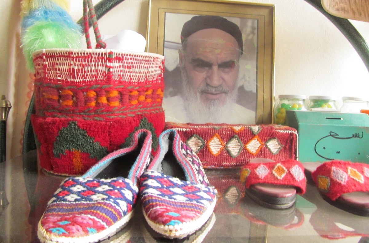 عذرا صلاحی کارآفرین محله رضاشهر برای رزمندگان لباس گرم میبافت عذرا صلاحی کارآفرین محله رضاشهر برای رزمندگان لباس گرم میبافت