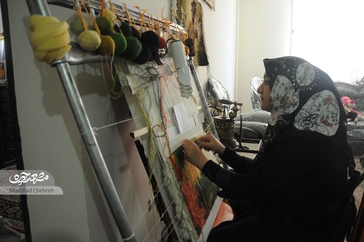 تابلوفرش‌های فاطمه وارسته در بین اهالی الهیه طرفداران زیادی دارد