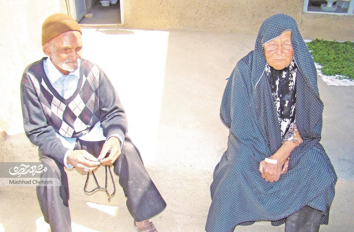 اشرف خانم و حاج ابراهیم زوج سالخورده‌ای که با آجرفروشی روزگار می‌گذرانند