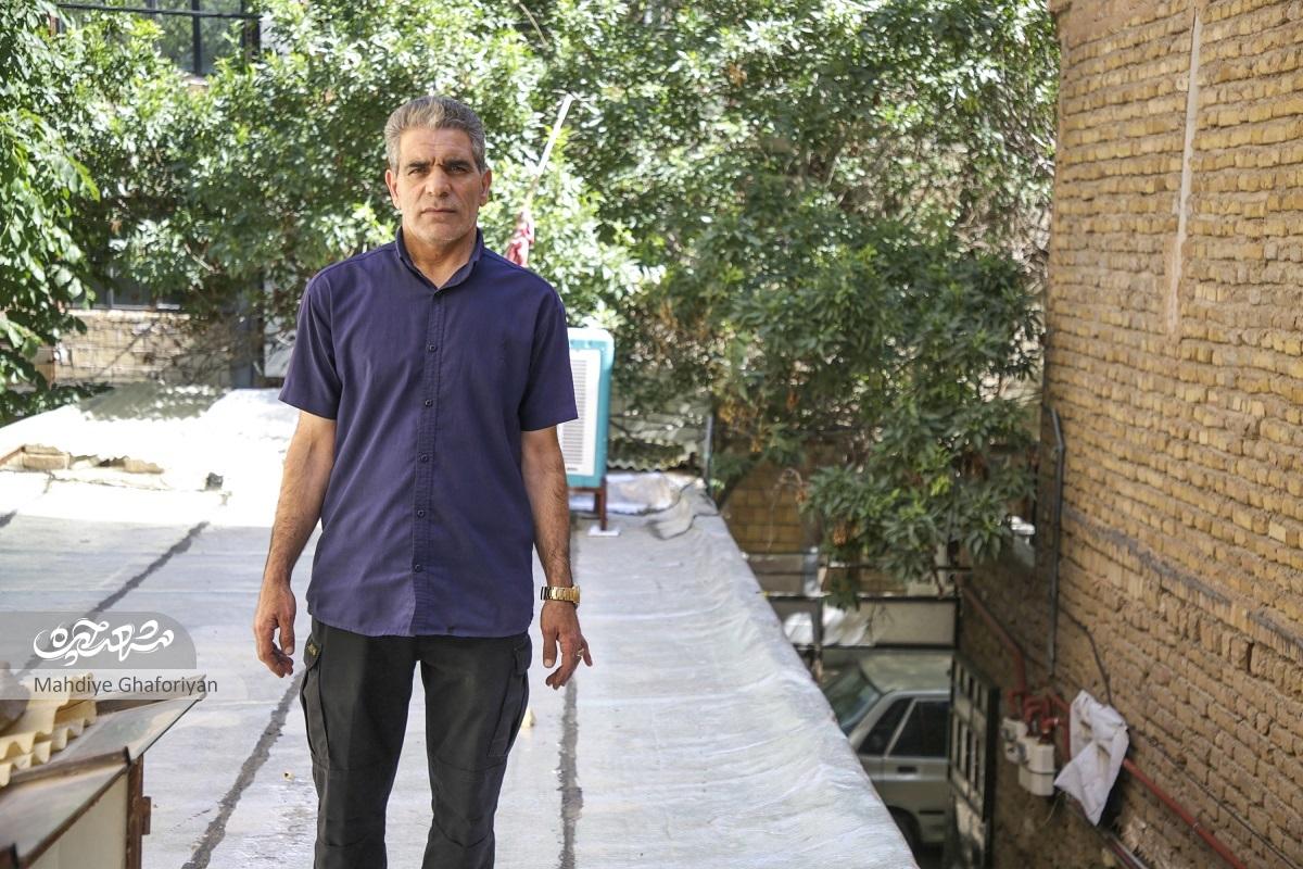 حسن گلمکانی کودکان گرفتارشده در خانه سیل‌زده را نجات داد