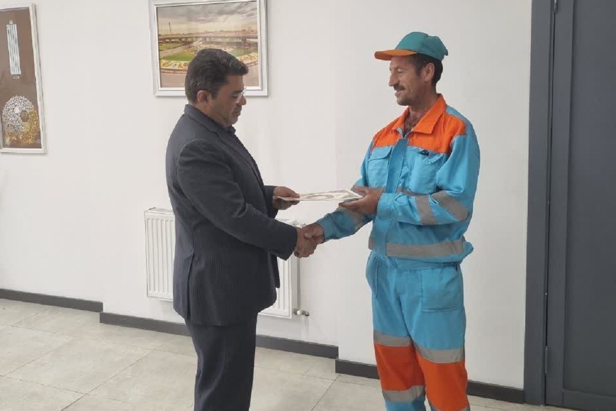 روایتی از شرافت یک مرد فیروزهای روایتی از شرافت یک مرد فیروزهای