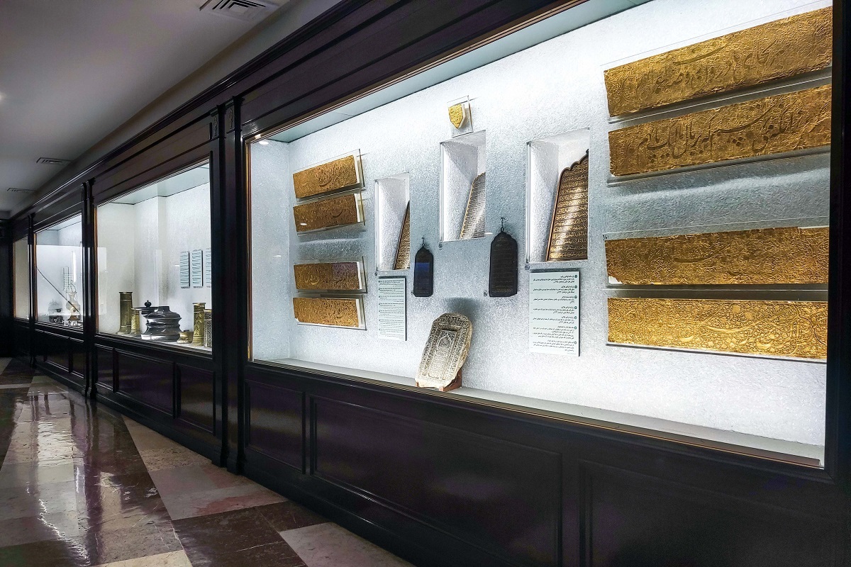 حدود ۸۲ سال پیش، سنگی به موزه حرم آمد که به سنگ قبر امام رضا (ع) معروف شد حدود ۸۲ سال پیش، سنگی به موزه حرم آمد که به سنگ قبر امام رضا (ع) معروف شد