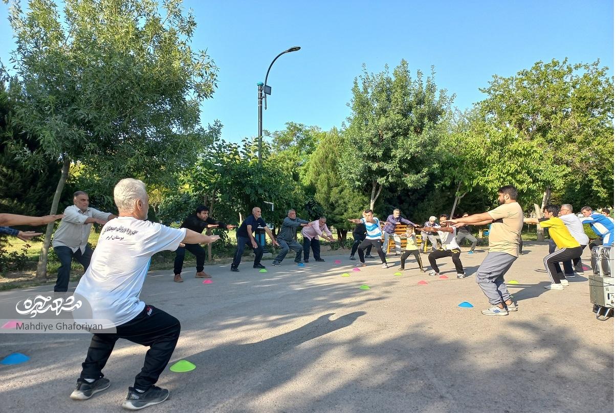 دقایقی با سحرخیزان ورزش همگانی بوستان ارم دقایقی با سحرخیزان ورزش همگانی بوستان ارم