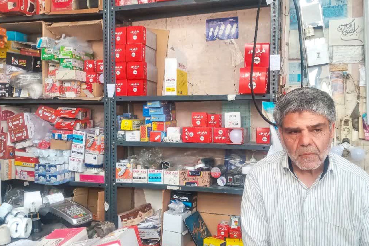 کاسبهایی که در خیابان طبرسی به صداقت معروفند کاسبهایی که در خیابان طبرسی به صداقت معروفند