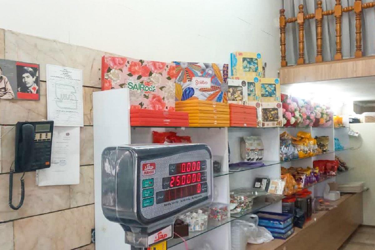 کاسبهایی که در خیابان طبرسی به صداقت معروفند کاسبهایی که در خیابان طبرسی به صداقت معروفند