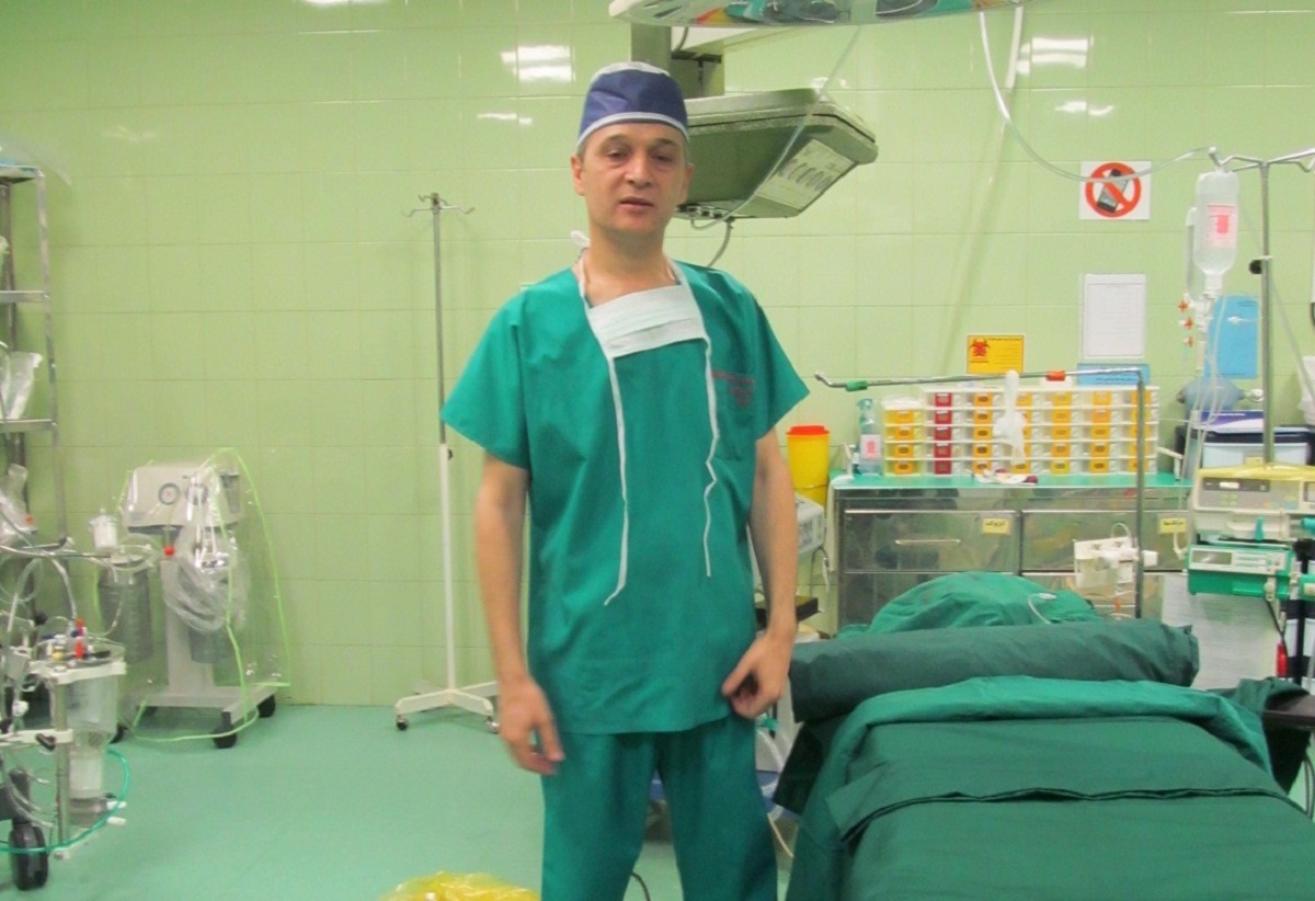 حسن زنگنه مسئول اتاق عمل و سرپرستار بیمارستان تخصصی قلب جوادالائمه(ع) است حسن زنگنه مسئول اتاق عمل و سرپرستار بیمارستان تخصصی قلب جوادالائمه(ع) است