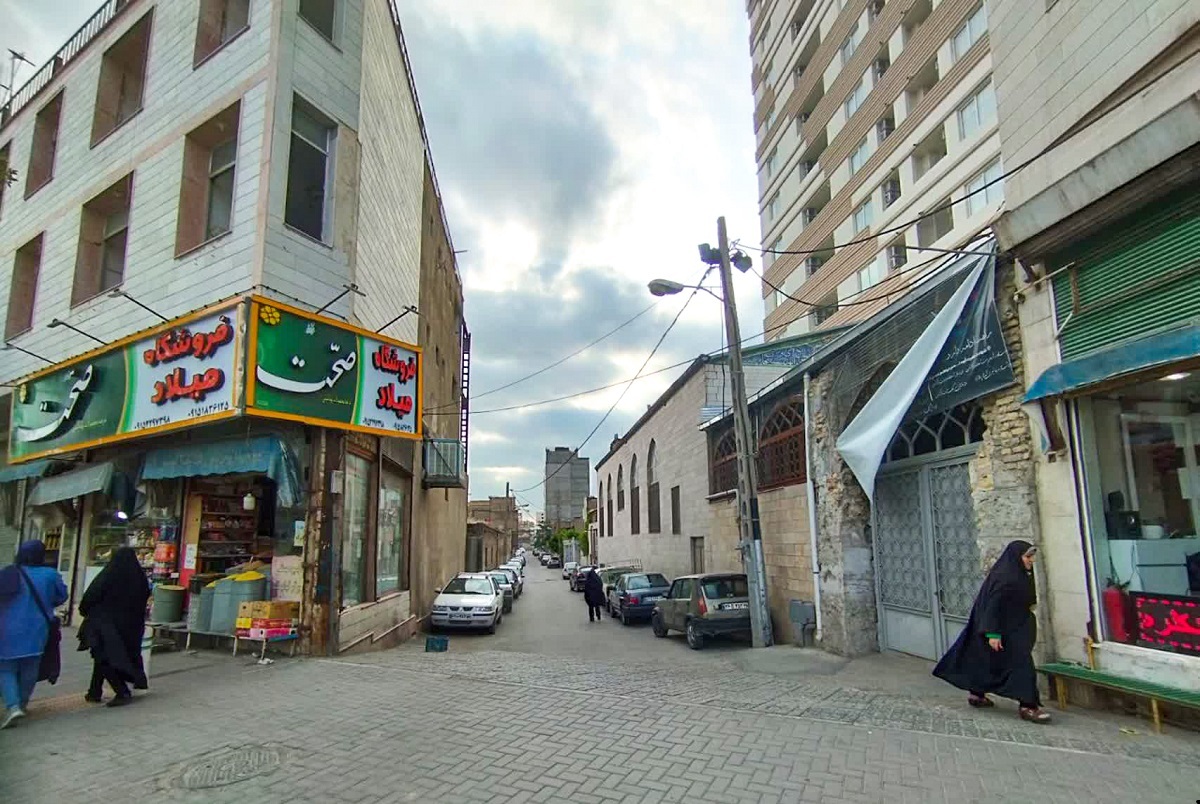 نخستین فرعی خیابان ۱۷شهریور روزگاری بخشی از خندق دور شهر بوده است نخستین فرعی خیابان ۱۷شهریور روزگاری بخشی از خندق دور شهر بوده است