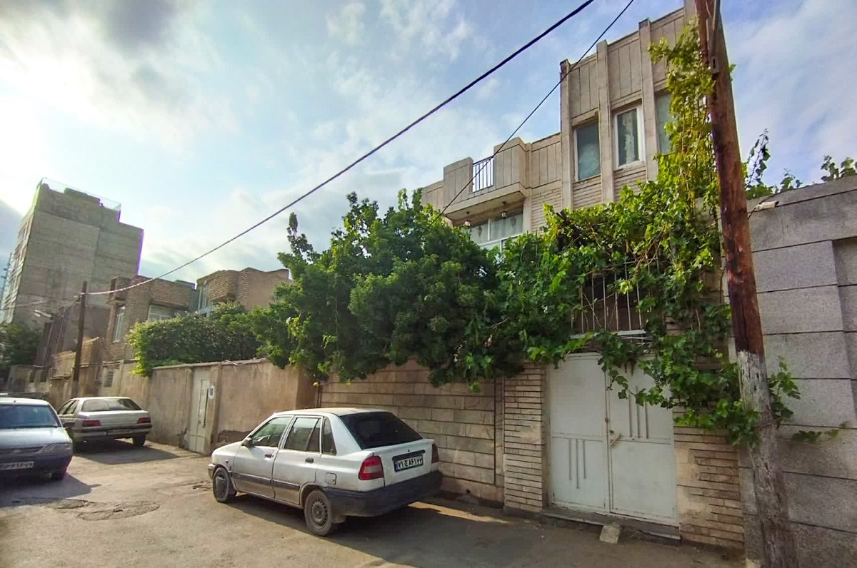 نخستین فرعی خیابان ۱۷شهریور روزگاری بخشی از خندق دور شهر بوده است نخستین فرعی خیابان ۱۷شهریور روزگاری بخشی از خندق دور شهر بوده است