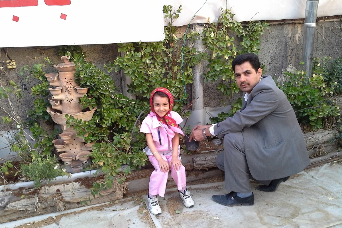 پشت بامهــایی کـه سبـز است پشت بامهــایی کـه سبـز است