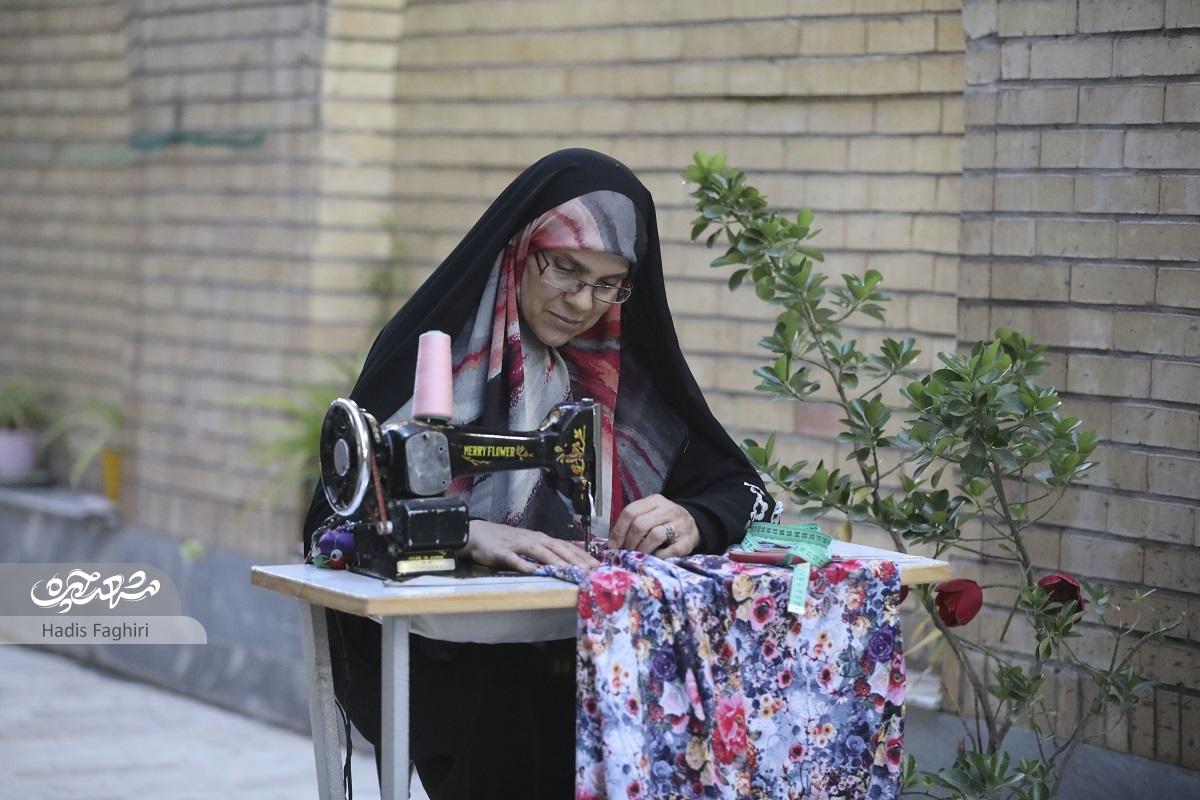 کارآفرینی که هم خیاطی یاد میدهد هم رابط بین خیاط و کارفرما میشود کارآفرینی که هم خیاطی یاد میدهد هم رابط بین خیاط و کارفرما میشود