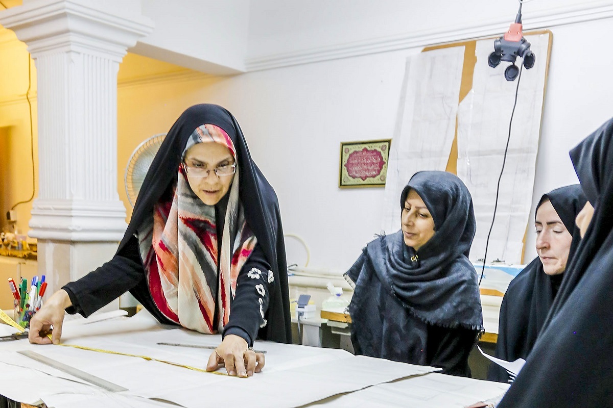 کارآفرینی که هم خیاطی یاد میدهد هم رابط بین خیاط و کارفرما میشود کارآفرینی که هم خیاطی یاد میدهد هم رابط بین خیاط و کارفرما میشود