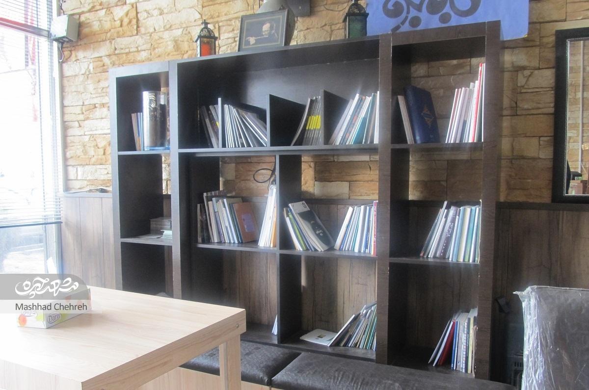 آقا مجتبی در مغازه فست فود، چندین قفسه کتابخانه جانمایی کرده است