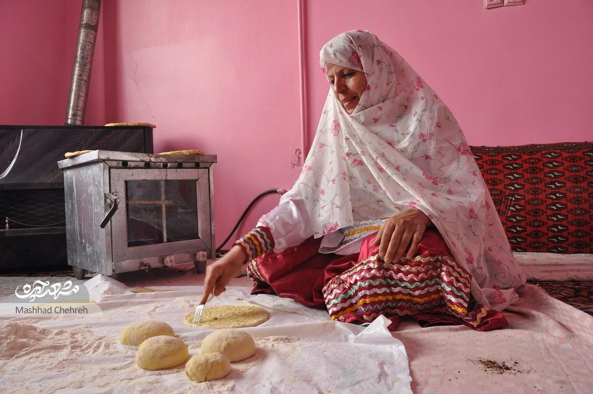 عطر نانهایی که صفورا خانم در خانهاش پخت میکند هم در محله زبانزد است. عطر نانهایی که صفورا خانم در خانهاش پخت میکند هم در محله زبانزد است.