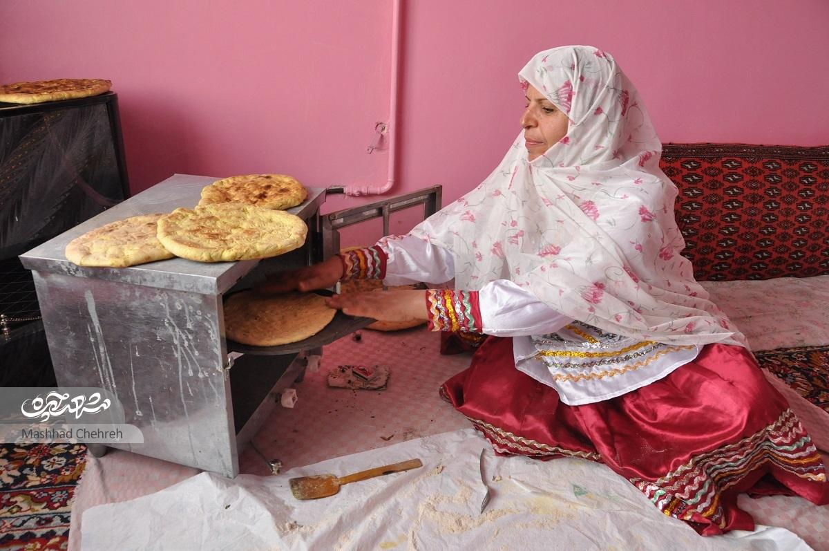 عطر نانهایی که صفورا خانم در خانهاش پخت میکند هم در محله زبانزد است. عطر نانهایی که صفورا خانم در خانهاش پخت میکند هم در محله زبانزد است.