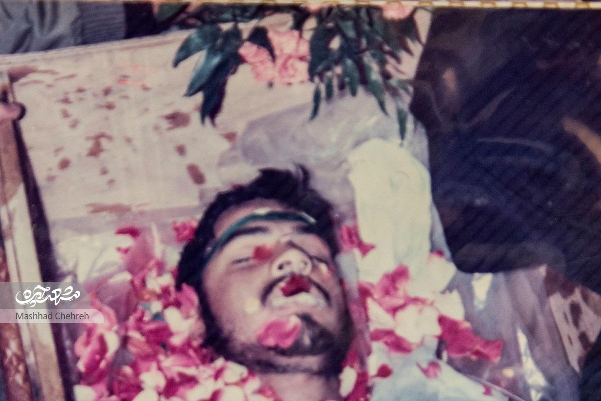 پدر و مادر شهید سیدمهدی نعمتی هر سال برای مراسم عید غدیر به دیدن پسرشان میروند پدر و مادر شهید سیدمهدی نعمتی هر سال برای مراسم عید غدیر به دیدن پسرشان میروند