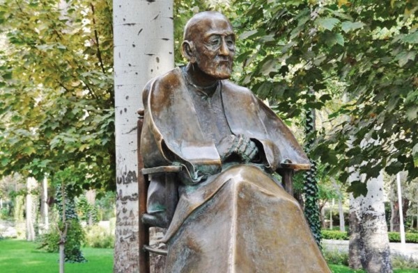 آیا این مجسمه از حاج حسین آقا قلابی است؟! آیا این مجسمه از حاج حسین آقا قلابی است؟!