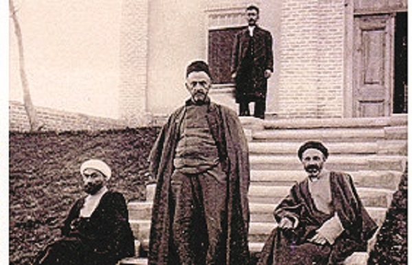 حاج حسین آقا، نفر ایستاده در عمارت وکیل آباد حاج حسین آقا، نفر ایستاده در عمارت وکیل آباد